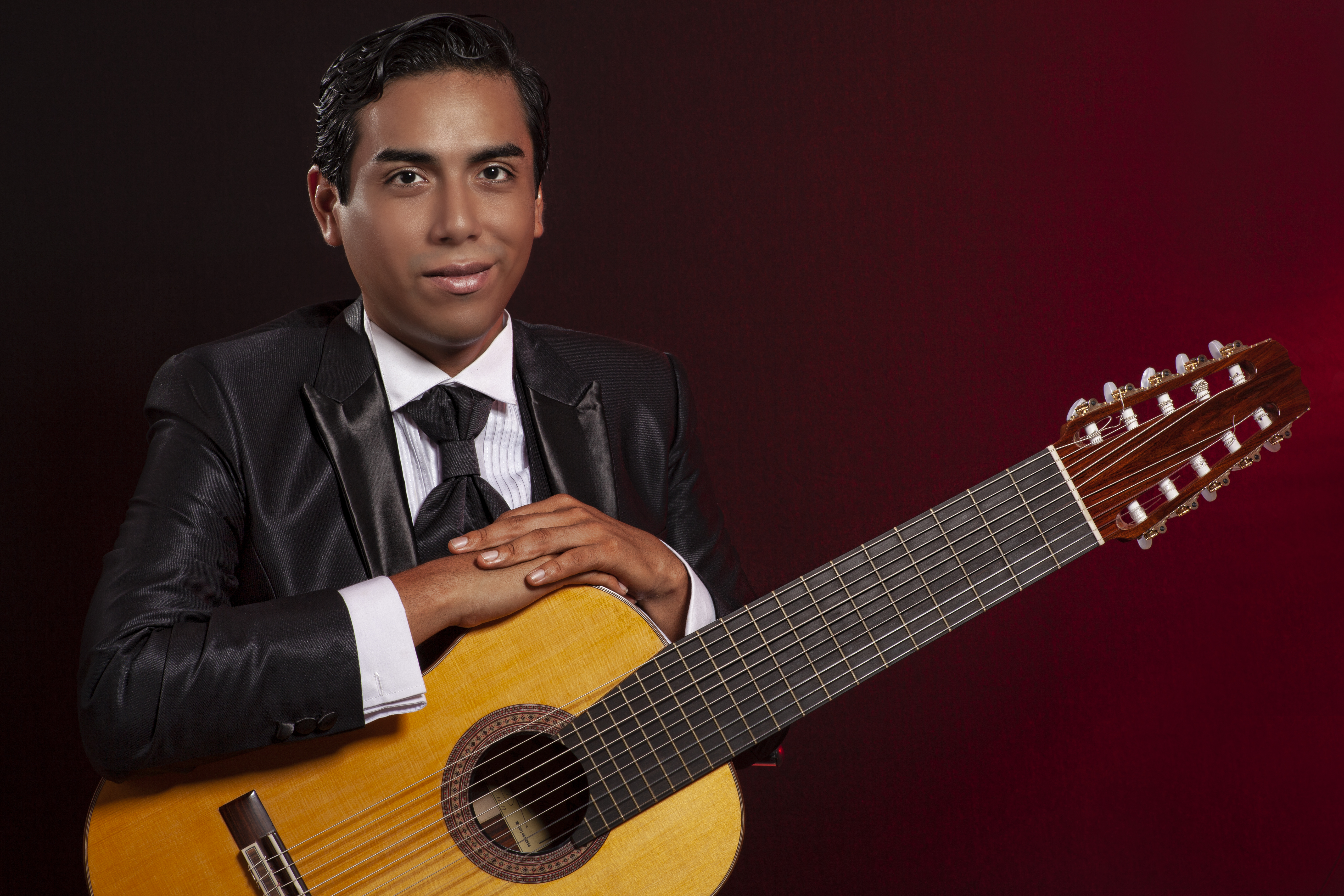 Aless Diez guitarrista mulicuerda en concierto.